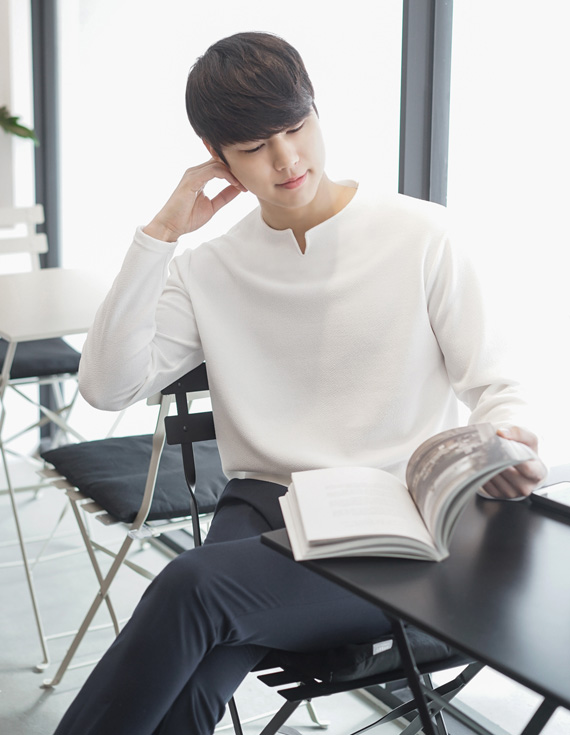 開衩鎖孔形 V 領 T 卹<br><font style=font-size:11px;color:#595959>M(95) / L(100) / XL(105)</font><br>