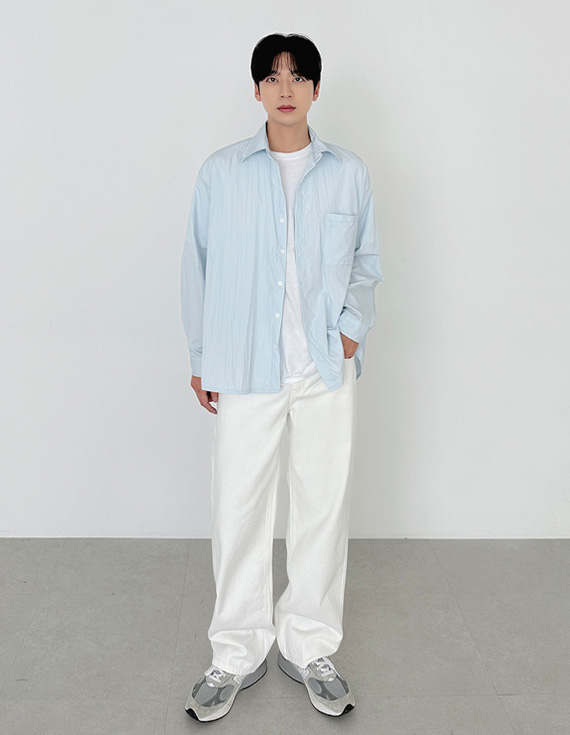 Thomas 穿著長袖襯衫，顯得放鬆 31180